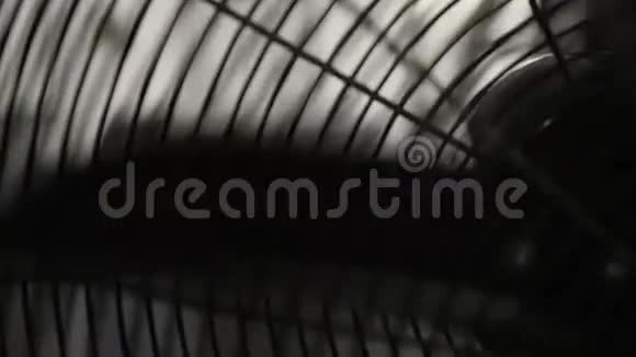 室内黑色旋转换气扇的视图螺旋桨条件调整视频的预览图