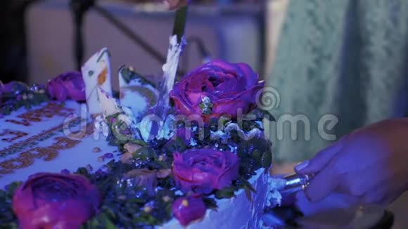 在庆祝活动中女人拿着一块蛋糕和放在盘子里的玫瑰视频的预览图