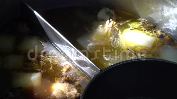 在水锅里煮泰国面条视频的预览图