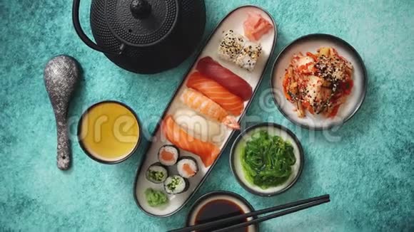 亚洲各种食物摆放在陶瓷盘子里的各种寿司卷视频的预览图