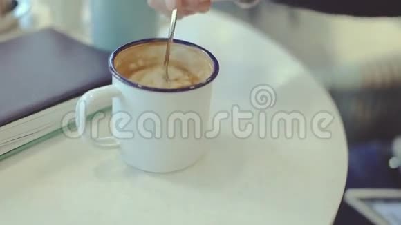 男性手中的铁杯咖啡视频的预览图