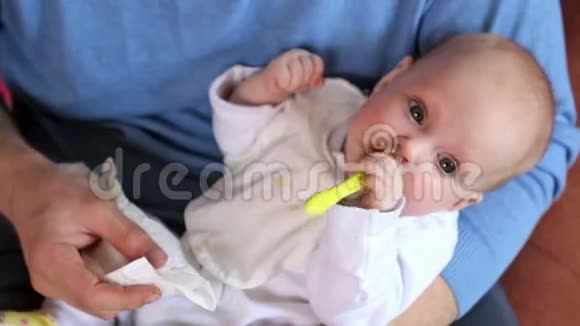 五个月的女孩吃婴儿食品视频的预览图