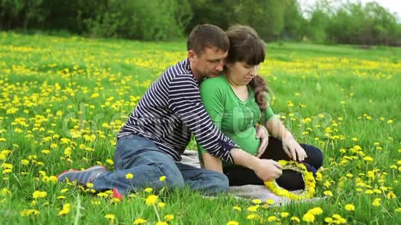 夫妻在草地上放松视频的预览图