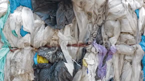 在工厂回收的分类塑料垃圾视频的预览图