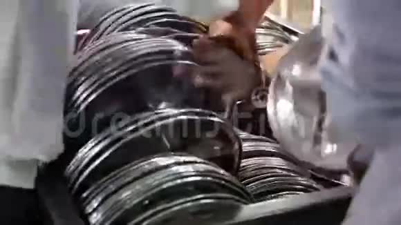 人们在阿姆利则的公共厨房里布置一堆银盘视频的预览图