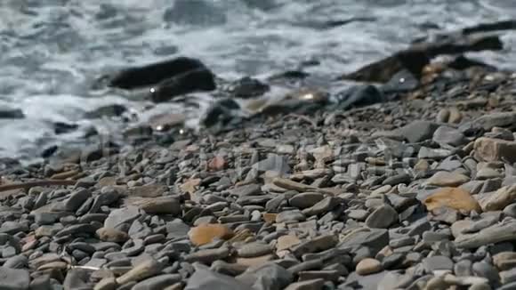 石滩上美丽壮浪视频的预览图