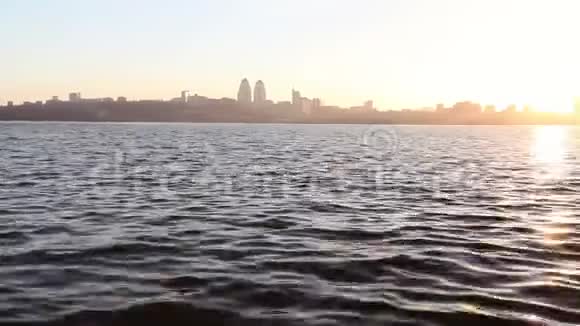 江边城市全景江边有高楼大厦视频的预览图