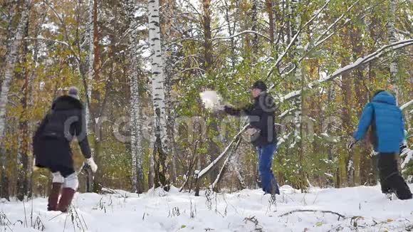 一家人在冬季公园玩雪球视频的预览图