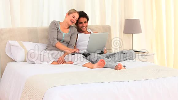 你这对可爱的情侣用笔记本电脑视频的预览图