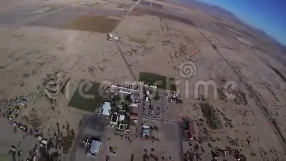 专业跳伞员跳伞以上桑迪国家景观着陆阳光明媚视频的预览图