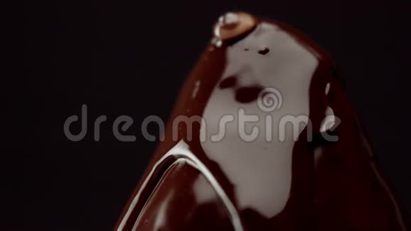 黑色稻草被巧克力覆盖视频的预览图