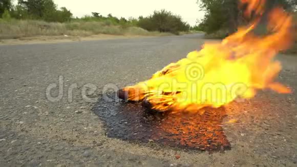 一双女鞋在空路上着火了视频的预览图