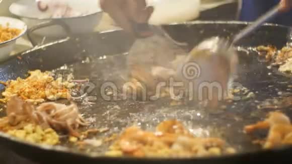 亚洲街的食物海鲜大炒锅上煮鸡蛋的米粉泰国视频的预览图