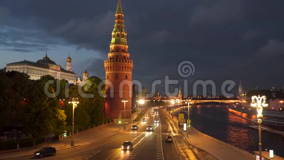 莫斯科克里姆林宫附近的汽车夜间移动视频的预览图