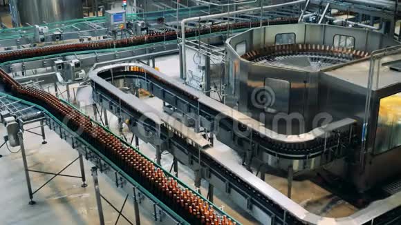 啤酒厂设备移动啤酒瓶工厂内部设施视频的预览图