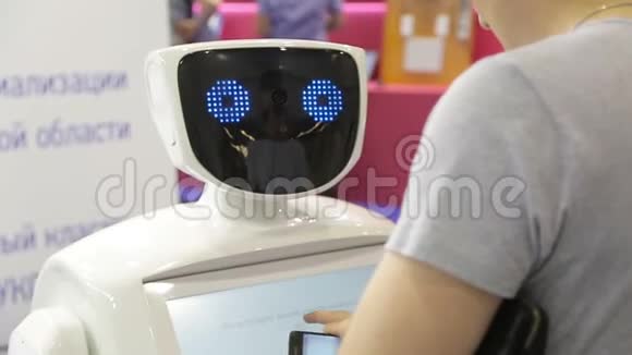 机器人和人说话视频的预览图