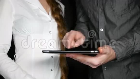 商业团队使用电子平板电脑视频的预览图