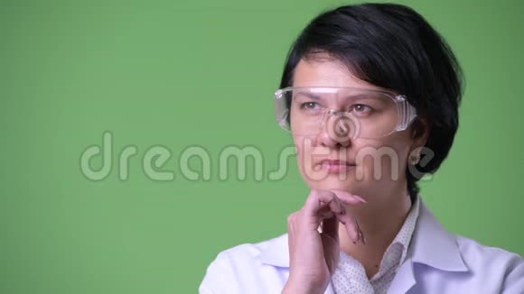 幸福美丽的女医生戴着护目镜思考视频的预览图