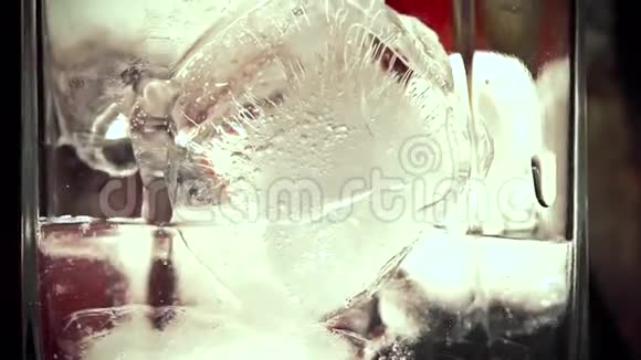 玻璃延时特写镜头中的冰融化视频的预览图