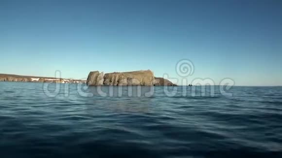 新地球上北冰洋水中的岩石视频的预览图