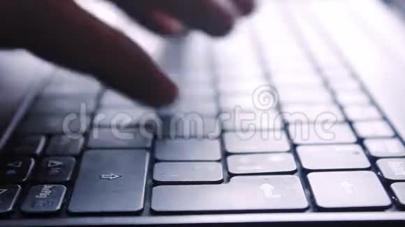 笔记本电脑的键盘视频的预览图