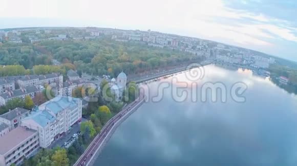 空中观景飞行在公园和美丽的蓝色湖泊在市中心乌克兰视频的预览图