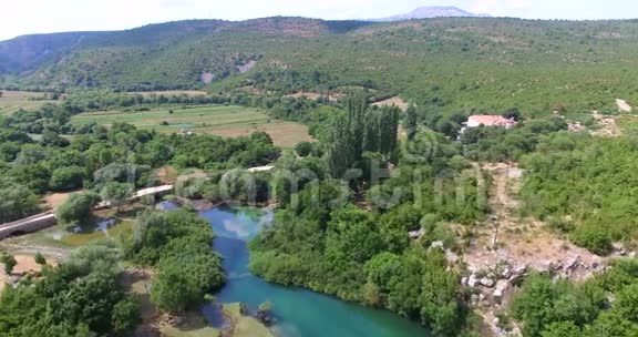 克罗地亚Krupa修道院旁边Krupa河的鸟瞰图视频的预览图