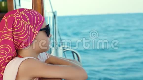 小女孩暑假乘游艇旅行视频的预览图