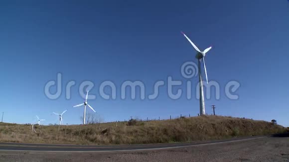 前面有道路的风力涡轮机视频的预览图