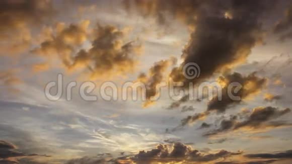 日出黄色蓬松的云彩过天空视频的预览图