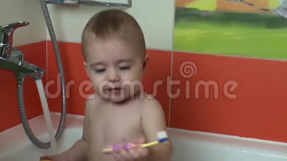 小孩子在浴室里刷牙视频的预览图