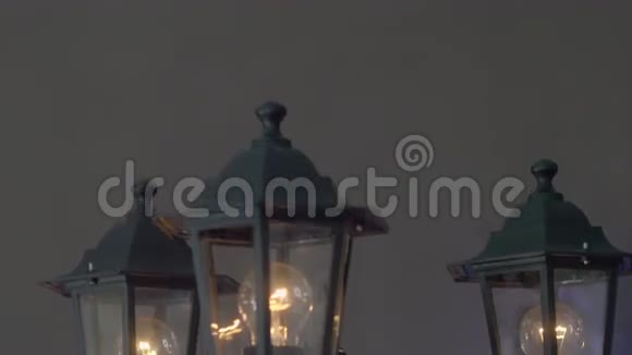 用圣诞灯装饰的古铜灯笼的近景视频的预览图