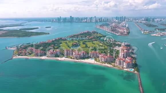 迈阿密佛罗里达美国2019年5月空中无人机观景飞行超过迈阿密海滩南海滩和费舍尔岛从上面视频的预览图