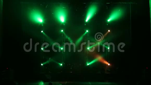 音乐会前一个空旷的舞台上绿色和红色美丽的光线视频的预览图