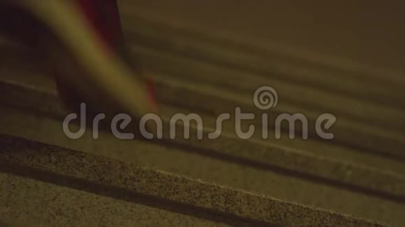 城市慢跑者在楼梯上运动员上楼梯特写镜头视频的预览图