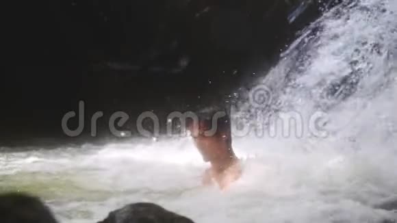 在热带丛林的瀑布中英俊的男人在溪水下放松慢动作1920x1080视频的预览图