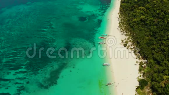 普卡贝壳海滩宽的热带海滩有白色的沙子美丽的白沙滩和蔚蓝的海水视频的预览图
