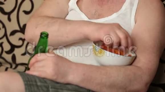 懒惰的胖子看电视喝啤酒视频的预览图