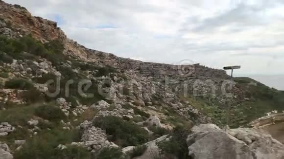 从马耳他定力美丽的高崖俯瞰美丽的开阔海景视频的预览图