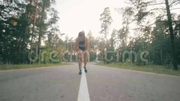 女人在公园里跑户外运动健康的生活方式视频的预览图