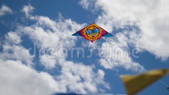 天空中的风筝五彩缤纷的风筝在蓝天上飞翔在蓝天下放风筝视频的预览图