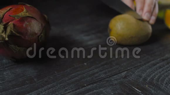 厨师用刀切猕猴桃黑木桌视频的预览图