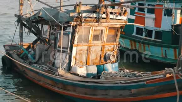 旧的木制半船和沉船停泊在一个鱼坞视频的预览图