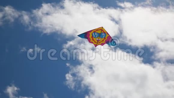 天空中的风筝五彩缤纷的风筝在蓝天上飞翔在蓝天下放风筝视频的预览图