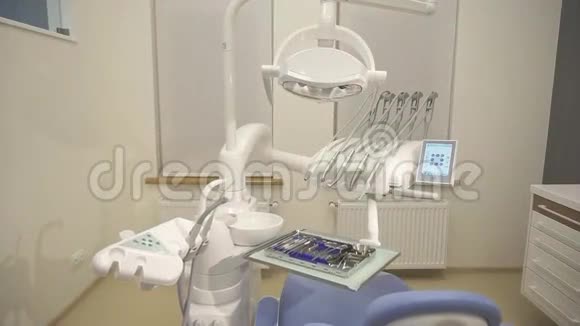 牙医椅子上的工具特写金属托盘毛刺机灯具等设备中的不锈钢仪表视频的预览图