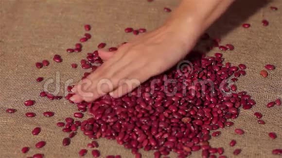 红豆滑出收割光滑的手视频的预览图