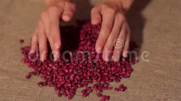 红豆溅在水花上收割溅起的手视频的预览图