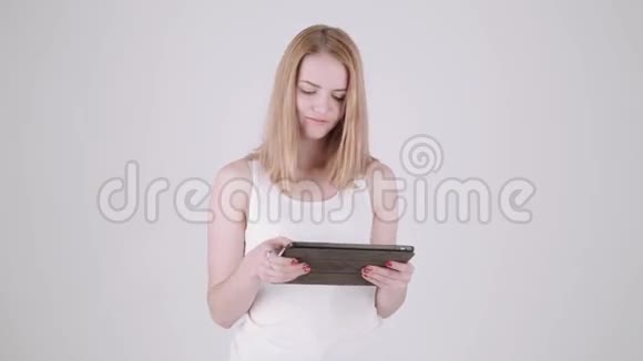 幸福的女人站在桌子PC电脑的浅灰色背景复制空间文本视频的预览图
