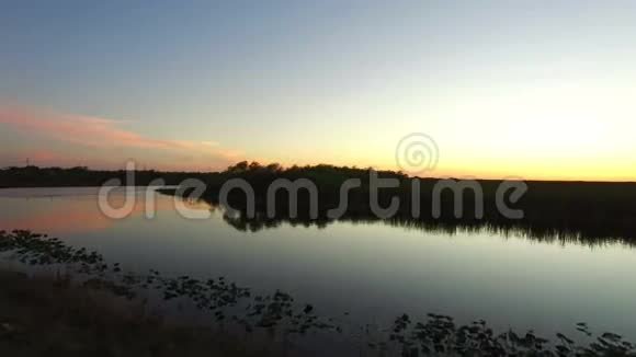 黄昏时湿地的空中活动视频的预览图