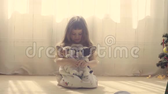 一个女孩打开玩具在里面发现糖果视频的预览图